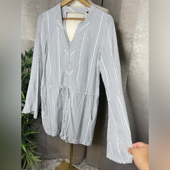 NWT Jessica Simpson Cambrea Striped Print V-Neck Romper in Gray & White Sz S - Picture 6 of 13